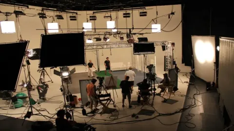 𝙒𝙝𝙚𝙣 𝙮𝙤𝙪 𝙖𝙧𝙚 𝙖𝙣 𝙖𝙘𝙩𝙧𝙚𝙨𝙨 🎬