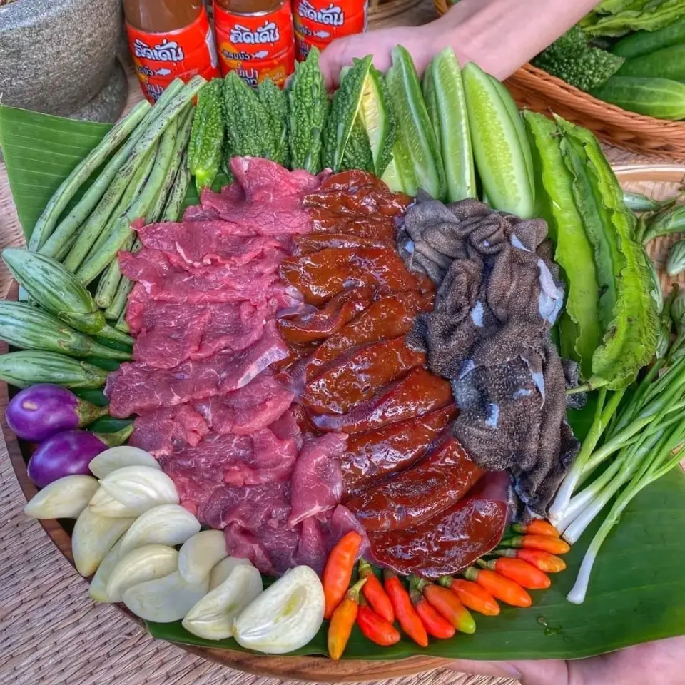 ปรากฏว่ามียายแก่ๆคนหนึ่งมาหาและบอกว่า“ยายเอาอาหารมาให้ป้าที่มาส่งหนูเขาบอกหน่ะ” คุณไม่สามารถดูเวลาได้เพราะแบตหมดแต่เพื่อนคุณได้ไปเปิดประตูเรียบร้อย คุณจะเลือกทานอะไรในถาด