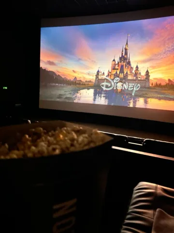 นอนดูหนังอยู่บ้าน