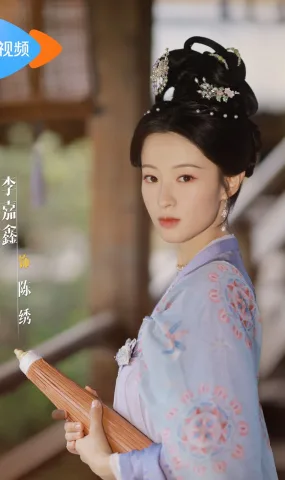 จางเหรินเจียว “พรุ่งนี้เจ้าอย่าทำพลาดล่ะ หากกุ้ยเฟยพิโรธ เกรงว่าแม้แต่หัวเจ้าก็คงรักษาไว้ไม่ได้ อ่อ ข้าแค่เตือนเจ้าน่ะ“