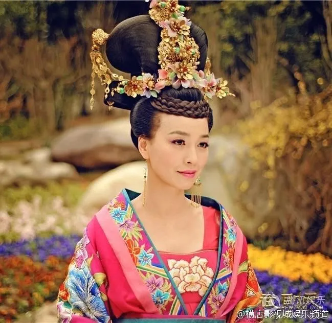 วันรุ่งขึ้น ทุกคนถูกเรียกตัวไปเข้าเฝ้าเว่ยกุ้ยเฟย นางได้ให้ขันทีนำพานผ้าไหมสีแดงมาวางหน้าคุณ พร้อมกำไลหยกแตกหนึ่งชิ้นและกล่าวว่า ดวงตาคุณมีแววบางอย่าง ทำให้รู้สึกน่าสนใจ หากตอบคำถามนี้ได้ จะตกรางวัลให