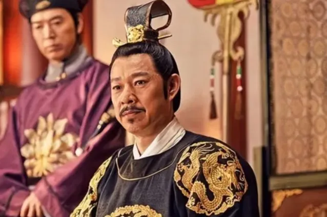 ไม่นาน ฝ่าบาทก็เสด็จเข้ามาในห้องนั้น ทุกคนต่างก้มหัวลงมิดพื้น มีเพียงคุณที่เผลอแอบมองฮ่องเต้ด้วยความตื่นเต้น แต่นั่นก็เป็นเหตุให้จางเหรินเจียวใส่ร้ายคุณ