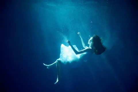 ความเจ็บปวดของคุณ อยู่ใต้มหาสมุทรอันมืดมิด