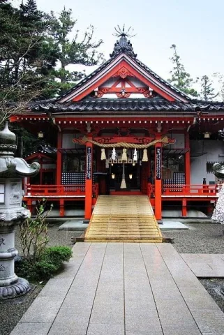 ศาลเจ้าสีแดง