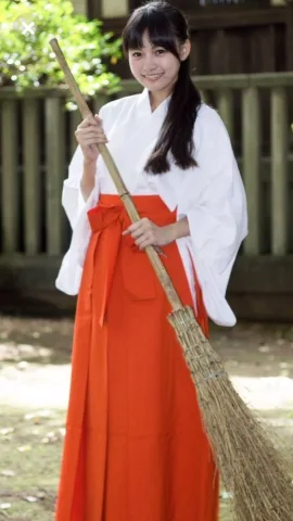 ทำความสะอาดศาลเจ้าและให้พรกับผู้อื่น