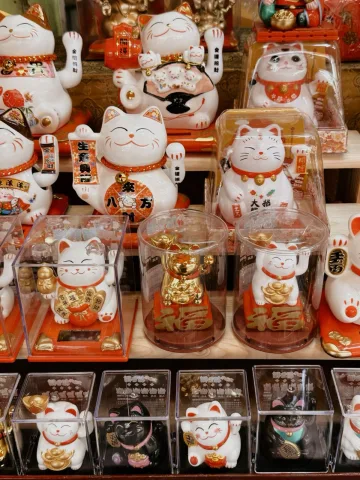 ตุ๊กตาแมวควัก เพื่อเรียกโชคลาง