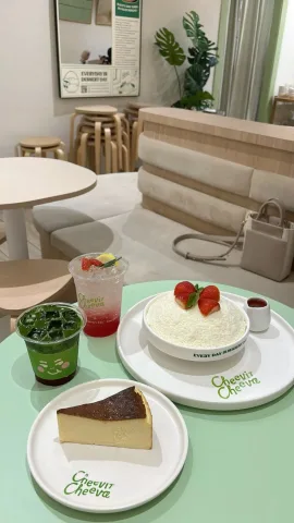 คุณ:รุ่นพี่เก่งมากเลยนะคะ ที่สอบเป็นนักเรียนทุนของที่นี่ได้ 👩🏻:ก็เป็นความหวังเดียวของที่บ้านนิ่คะ