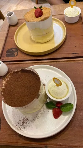 คุณ:เป็นไงคะ อร่อยมั้ย? 👩🏻:👍 อร่อยมากค่ะ ขอบคุณนะค่ะที่พามาเลี้ยง