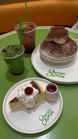 คุณ:(นั่งมองพี่เ