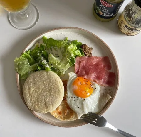 รุ่นพี่:อร่อยเหมือนเชฟที่บ้านหนูทำมั้ยคะ คุณ:อร่อยกว่าอีก(พูดตอนเคี้ยวอาหาร) รุ่นพี่:อย่ามาทะเล้น คุณหนูแบบหนูไม่ทำตัวแบบนี้หรอก