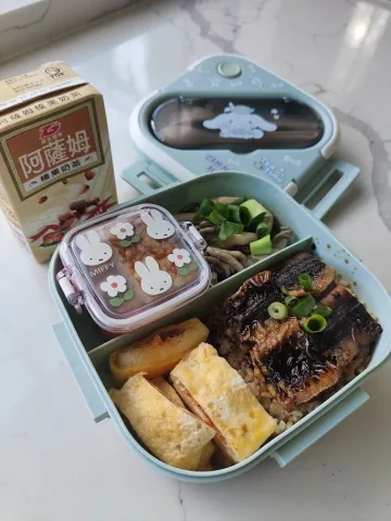 รุ่นพี่:น่ารักจัง😊 คุณ:(มองเขินๆ) ข้าวกล่องใช่มั้ยคะ รุ่นพี่:มั้งคะ🤭