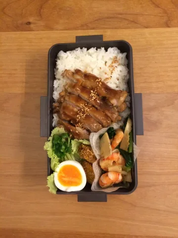 รุ่นพี่:อร่อยมั้นคะ คุณ:อือๆอืปืสหร่อย แค่กๆ(พูดตอนข้าวเต็มปาก) รุ่ยพี่:ระวังติดคอ (มองด้วยความเป็นห่วง)