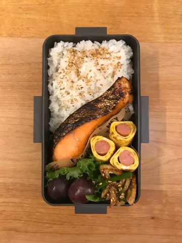 รุ่นพี่:น่ากินจัง คุณ:ของรุ่นพี่น่สกินกว่าอีก ทำเองหรอคะ รุ่นพี่:อื้อ คุณ:เก่งจัง(พูดเสียงเขิน)