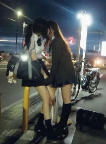 คุณ:คือรุ่นพี่ รุ่นพี่:(เข้ามาจูบคุณ)เราชอบพี่ใช่มั้ย คุณ:ตอบโดยการจูบกลับ