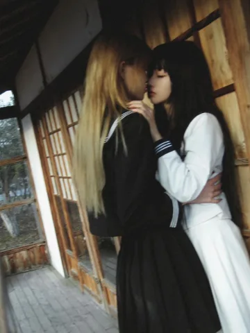 คุณ:คือพี่(ชื่อพี่เค้า)หนูชะชอ รุ่นพี่:จับไหล่คุณ และเริ่มเงยหน้า ริมฝีปากของตุณและรุ่นพี่กระทบกัน คุณ:จึงโต้ตอบด้วยการจับเอวและเริ่มจูบและกัดปากพี่เค้า