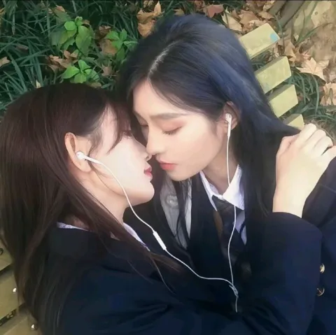 คุณ/รุ่นพี่:ฟังเพลง รุ่นพี่:(ดึงตัวคุณเข้าหาตัวเอง) ริมฝีปากค่อยๆใกล้กันเรื่อยๆ