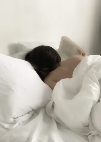 คุณ:(นึกถึงเรื่องเมื่อคืน) รุ่นพี่:(กอดคุณจากด้านหลัง)ไมาต้องกังวลหรอก พี่ก้รักหนูค่ะ (จุ๊บแก้มคุณ)