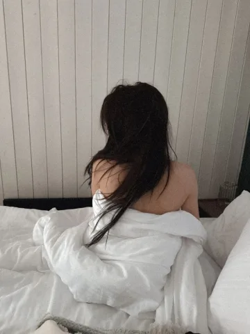 รุ่นพี่:ตื่นแล้วหรอคะ คุณ:ค่ะ เรื่องเมื่อคืนคือ รุ่นพี่:ช่างมันเถอะค่ะ พี่ไม่ว่าอะไรค่ะ พี่อยากทำมานานล่ะดีใจมากที่ได้ทำกับเธอ (ลูบหัวคุณ)