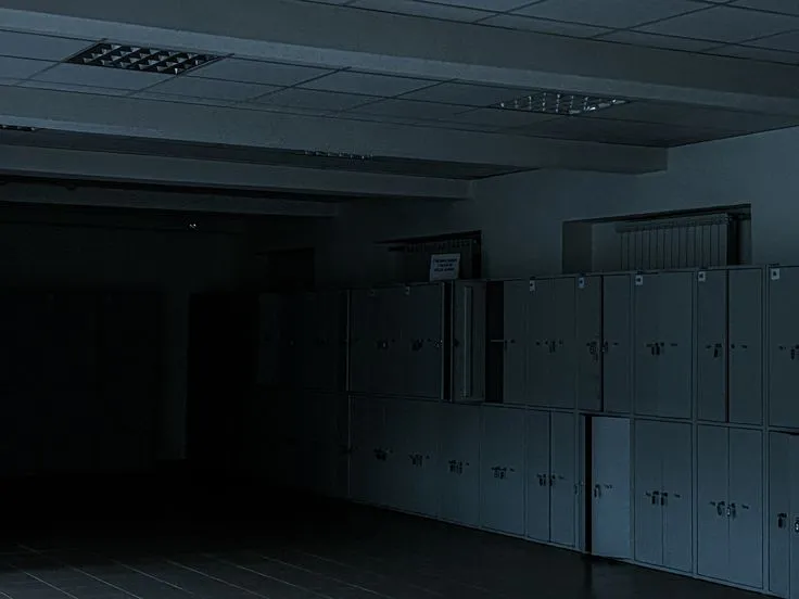 คุณรีบวิ่งออกไปหาที่ซ่อนตัว โถงทางเดินมืดไปหมดเลย คุณจะไปซ่อนที่ไหนดี