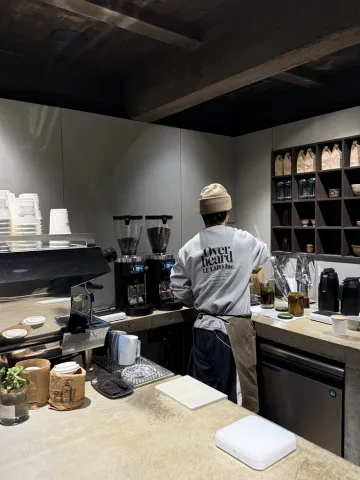 บาริสต้าคาเฟ่เล็ก ๆ ที่คุณค้นพบโดยบังเอิญ เขาชงกาแฟอย่างตั้งใจ มือขยับเบา ๆ ราวกับทุกแก้วมีความหมาย กลิ่นกาแฟลอยคลุ้งไปทั่วร้าน ตอนเขาส่งแก้วให้คุณ พร้อมรอยยิ้มอบอุ่น รู้ทันทีว่าใจเผลอไปอยู่กับเขาแล้ว