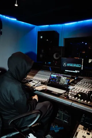 โปรดิวเซอร์เพลง เขาทำงานเบื้องหลังที่คุณเป็นคนที่อยู่เบื้องหน้า เขานั่งอยู่หน้าคอมพิวเตอร์ในห้องอัด เสียงดนตรีวนซ้ำไม่รู้กี่รอบ แววตาเขาจริงจังเวลาฟังรายละเอียดเล็ก ๆ ในเพลง ทำให้คุณมองเขาไม่ละสายตา