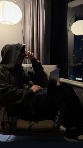 นักเขียนเพลง ที่แต่งเพลงดี ๆ ออกมามากมายผ่านความรู้สึกที่เขามีต่อคุณ เห็นเขานั่งอยู่มุมหนึ่งของห้อง สมุดโน้ตเต็มไปด้วยลายมือยุ่ง ๆ และประโยคที่ยังเขียนไม่จบ เขาฮัมทำนองเบา ๆ ราวกับกำลังบอกรักผ่านเนื้อ