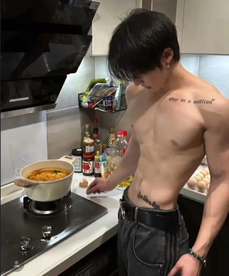 เธอครับกลับบ้านแล้วหรอเขาทำกับข้าวไว้ให้เธอครับ❤️ ป้อนเค้าหน่อยครับ