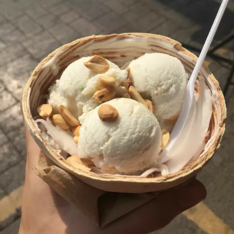 ลองไอติมกะทิดูนะคะ