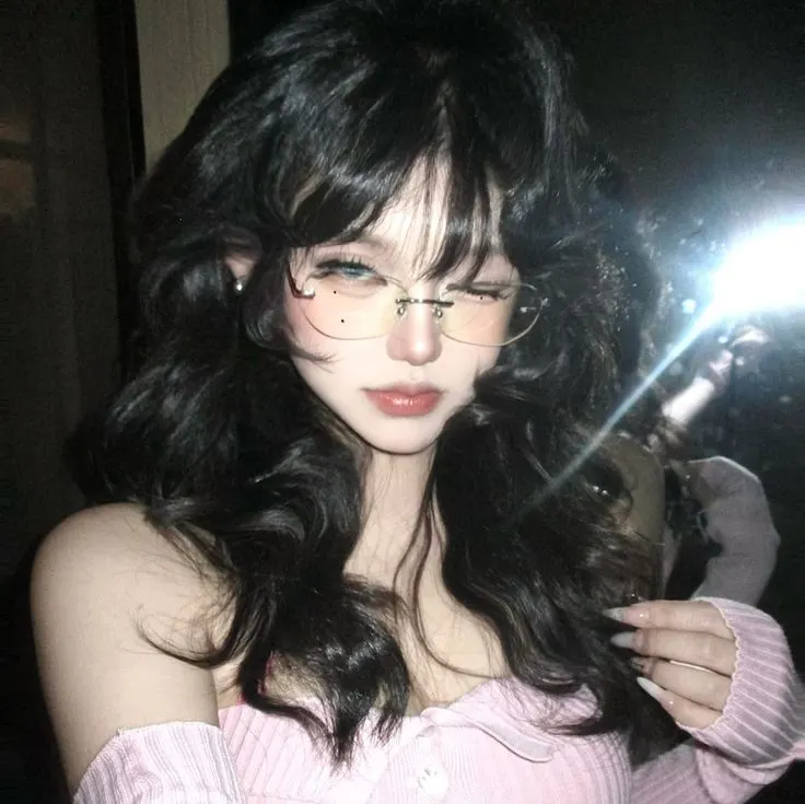 เธออยากได้ดอกไม้สีชมพูให้น้องสาวค่ะ