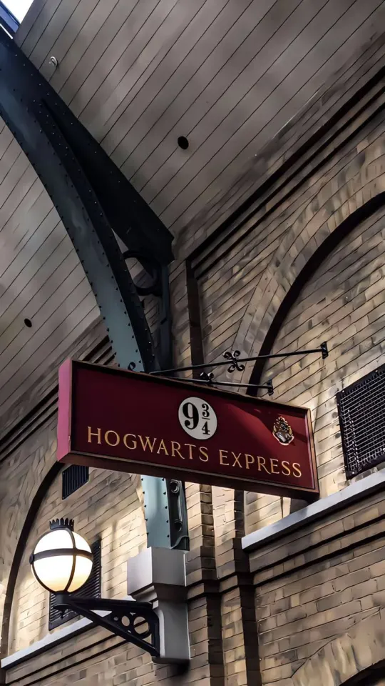 Choo Choo ! It's 11 now, time to get on the train back to Hogwarts . . Don't forget your baggage ( คุณอยู่ปี 5 )