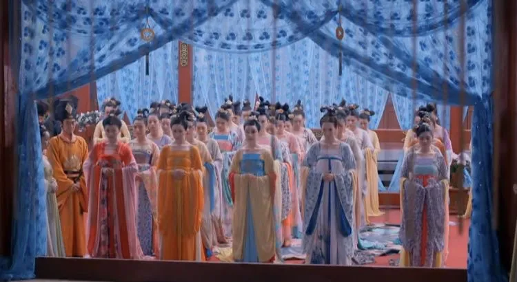 สตรีทั่วทั้งแผ่นดินมาคัดสนมกันเยอะมากๆ ท่านถูกตรวจร่างกาย ทุกอย่าง จนเข้ารอบมาได้ถึงรอบความสามารถพิเศษ ที่ท่านต้องแสดงให้ไทเฮาทอดพระเนตร