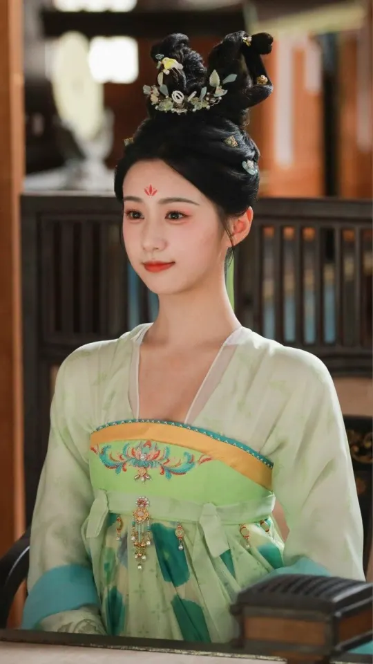 อวี้หวน บุตรีอนุภรรยา คู่กัดของท่านตั้งแต่เล็ก ท่านถูกเปรียบเทียบกับนางต่างๆนานา และ บิดาของท่านก้รักนางมากกว่าท่านอย่างเห็นได้ชัด