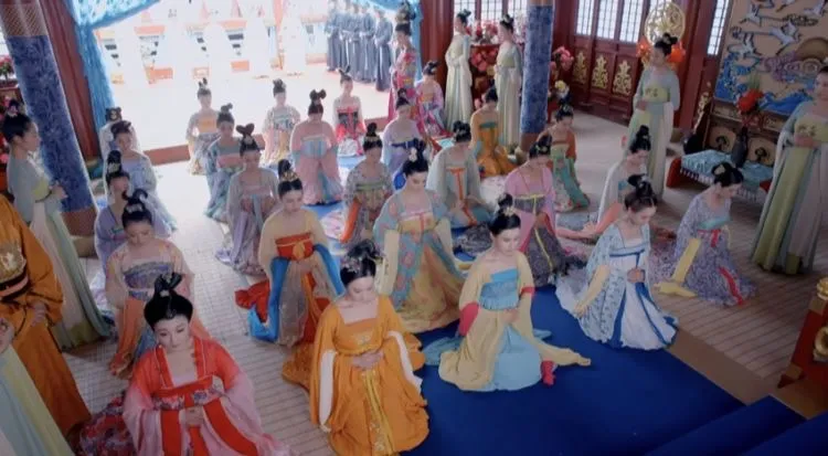 ท่านถูกพามาเข้าเฝ้าฮองเฮาพร้อมกับสนมอีกหลายๆคนที่ผ่านมาสู่รั้ววังต้องห้ามได้ ฮองเฮายังไม่เสด็จมาท่านและบรรดาสนมต้องรอ ระหว่างรอท่านเลือกจะทำอะไร