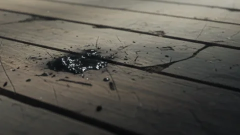 เมื่อตรวจสอบพื้นไม้รอบแท่นบูชา คุณพบรอยเปื้อนสีดำเล็กๆ ที่มีลักษณะเหนียวและมีกลิ่นน้ำมันชัดเจน รอยนี้ดูขัดกับโบสถ์ร้างแห่งนี้ รอยนี้บ่งบอกถึงอาชีพหรือสถานที่ใดที่ฆาตรกรอาจพึ่งจากมา?