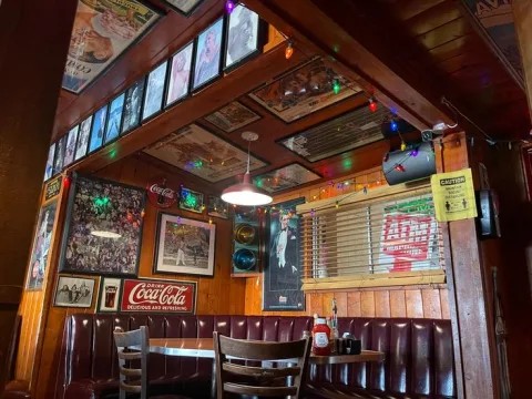 Chill out at a classic coffee shop☕️