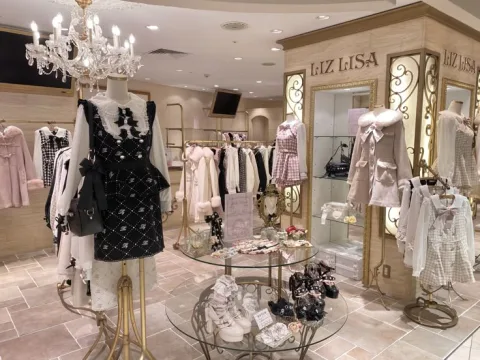 Buy a limited collection / ซื้อเสื้อผ้าลิมิเต็ด