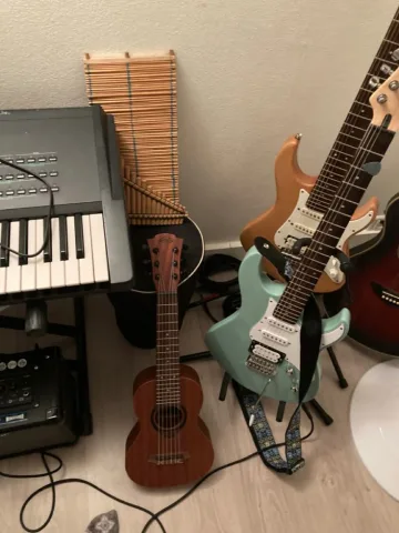 You go back to your home and playing guitar (คุณกลับไปเล่นกีต้าร์ที่บ้าน)