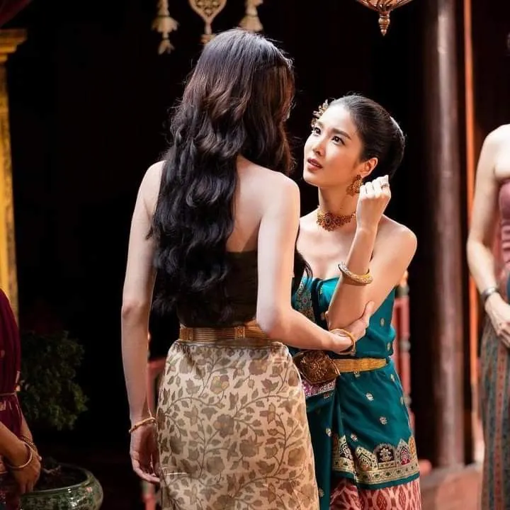 ว่าที่คู่หมั้นไม่ลีลาจับแขนคุณแล้วตบคุณอย่างแรง ท่านขุนยังเดินไปไม่ไกลและได้ยินเสียงเลยกลับมาดู