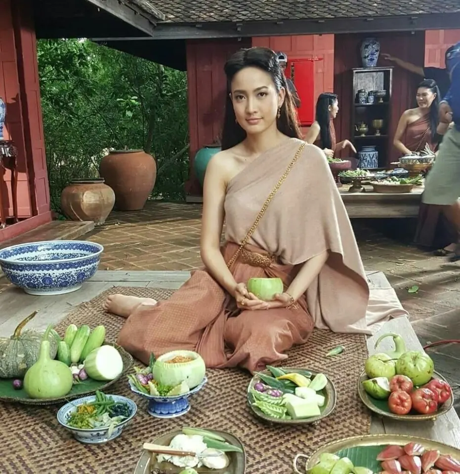 แม่มะลิได้เดินหนีอย่างคับแค้นใจ เขาชวนคุณเข้าไปพักผ่อน คุณเลยโชว์ฝีมือทำอาหารให้เขากิน