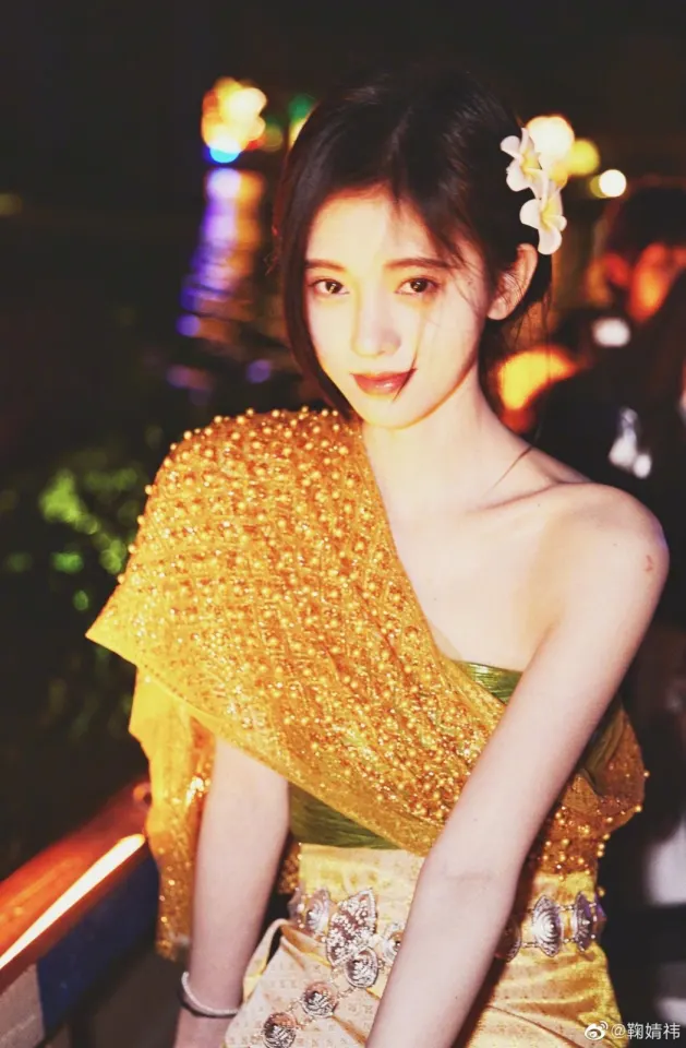 และแล้วท่านขุนกับคุณก็ได้มาลอยกระทงด้วยกัน ท่านขุน (ข้าไม่คิดเลยนะว่าออเจ้าจะงามได้ปานนี้.. )ในจังหวะนั้นท่านขุนก็ได้ยื่นหน้ามาใกล้คุณเรื่อยๆ..