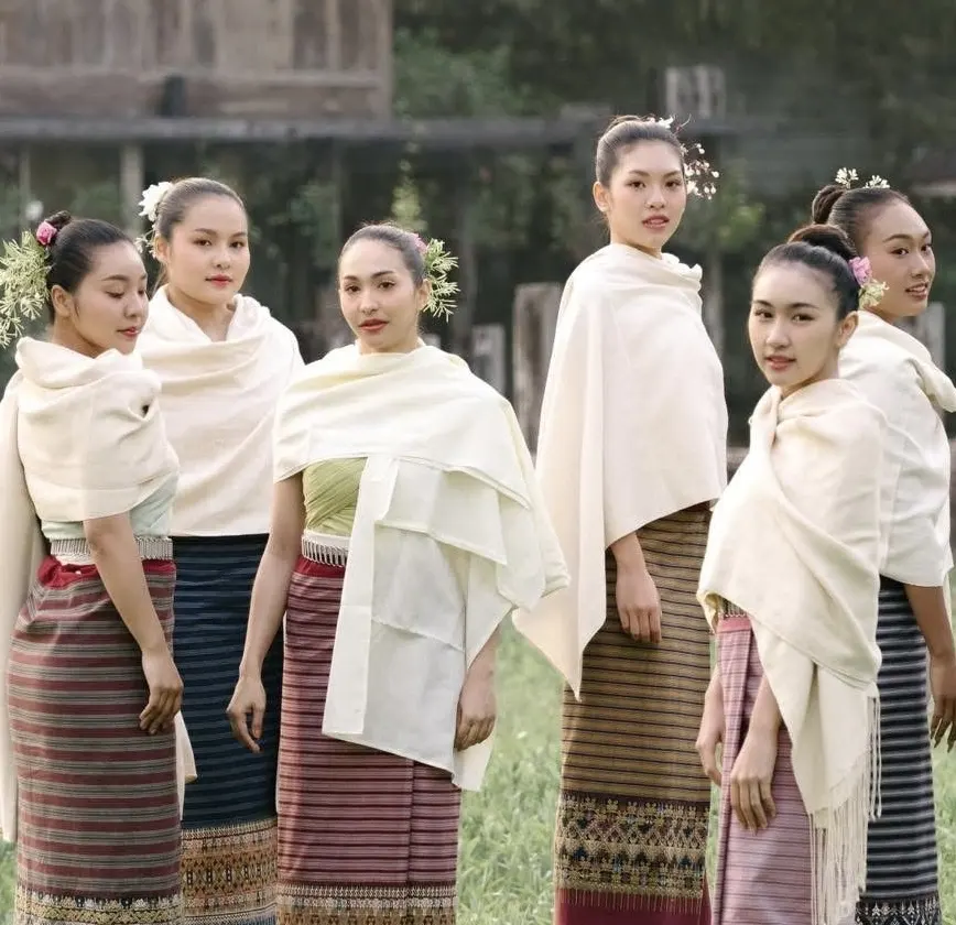 ชาวบ้านรู้อย่างนั้นก็หัวเราะชอบใจพร้อมทั้งขับใส่ไล่ส่งแสงดาวออกจากหมู่บ้าน