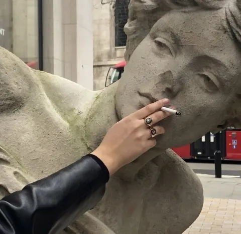 เฉยชาไปแล้ว เขาเป็นแค่คนแปลกคนนึงที่เคยรู้จักกัน