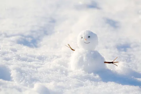 หิมะที่ค่อยๆละลายไปตามกาลเวลา แต่พอเจอความเย็นก็ค่อยๆเข้มแข็งขึ้น จนกลายเป็นหิมะที่ไม่มีวันละลาย