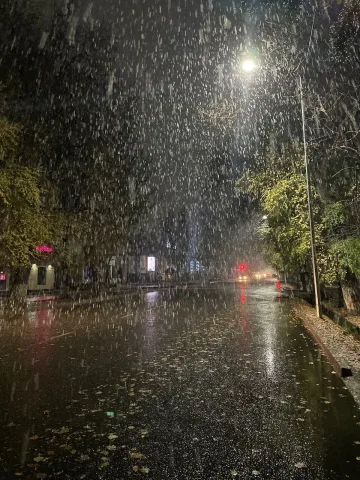 ฝนที่ไหลทิ้งความเจ็บปวดในอดีตลงสู่พื้นดินหรือมหาสมุทร