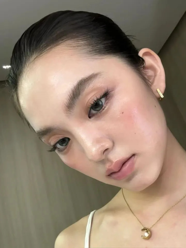 ลูกค้าคนที่หก : อยากได้แบบทองๆหรูๆมีสไตล์ พอดีอยากได้เล็บไปออกงานค่ะ