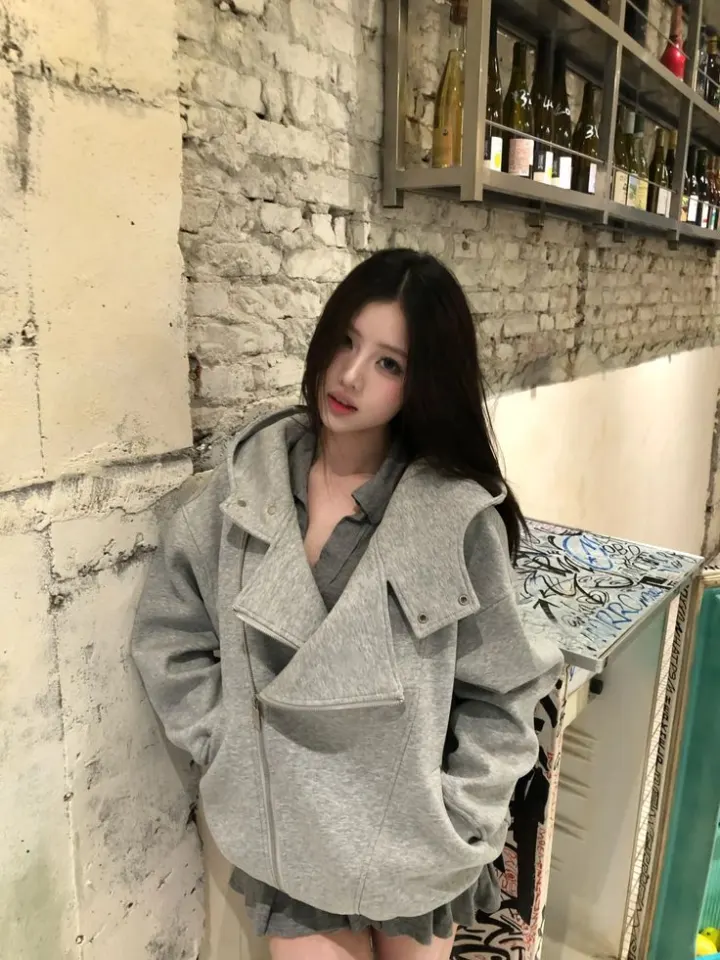 ลูกค้าคนที่สาม: หนูขอแบบไปโรงเรียนแล้วไม่โป๊ะอ่ะค่ะ เรียบแต่ดูมีอะไร