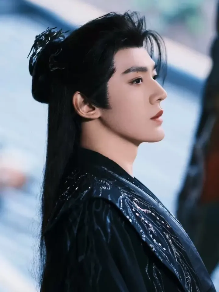 ทุกอย่างดำเนินไปด้วยปกติ จนกระทั่งคุณเห็นเขาท่ามกลางผู้คน คุณก็รู้ได้ทันทีว่าเขาคือบุรุษภายใต้หน้ากากคนนั้น เขามาทำอะไรที่นี่นะ