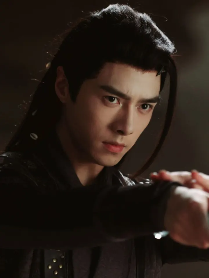 หลังคุณรับของไว้อาเหลียงก็กลับไปทันที และหลังจากนั้นไม่นาน ทั่วป๋าซวี่ก็เดินมาพูดกับคุณ "องค์หญิงรู้จักกับเขาหรือ ทางที่ดีอยู่ไว้ให้ห่างดีกว่า ถือเสียว่าเป็นคำเตือนของกระหม่อม" พร้อมกับสีหน้าจริงจัง