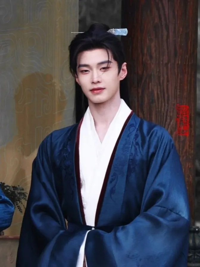 ระหว่างทางคุณพบเข้ากับเหอเยี่ยน เพื่อนตั้งแต่วัยเยาว์ เขายกยิ้มกล่าวขึ้นมาว่า "แต่งตัวงามขนาดนี้ตั้งใจจะไปหาใครเล่า" คุณจึงตอบไปว่า