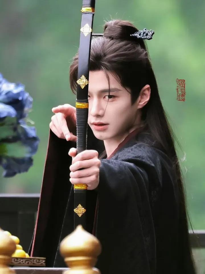 คุณกำลังเดินกลับ แต่จู่ ๆ ทั่วป๋าซวี่ก็บังคุณไว้ด้วยร่างกายกำยำ คุณตกใจมากเมื่อเห็นว่าเหอเยี่ยนกำลังเล็งมาทางนี้